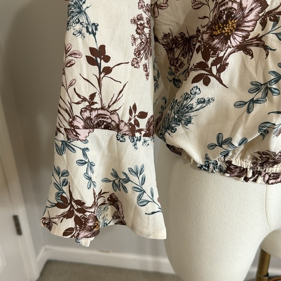 SALTWATER LUXE LA Top Blouse 3/4 Sleeves Cream Blue Floral size Large L Gathered - Picture 4 of 7